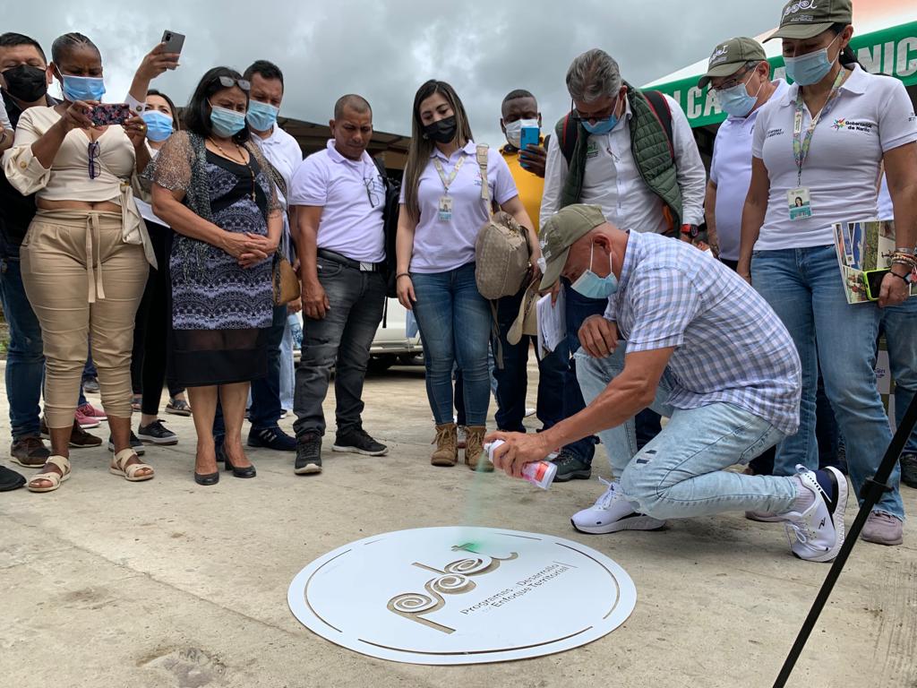 RenovacionCo's tweet photo. El Día #PDET se celebró desde vereda San Pablo en Ricaurte, Nariño, y en la jornada se exaltó el trabajo de los Grupo Motor y se plasmó el logo PDET en el asafalto de la obra visitada. Asistieron: @gobnarino @USAID_Colombia @RedAdelco @cctumaco37 @petrodecol. #ElPDETesDeTodos https://t.co/PYvtbRtUJc