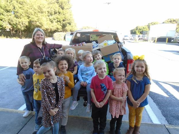 Thank you to Mrs. Hileman's FCCLA club for donating a Turkey dinner to a local family.  And thank you to her Early Childhood club and Tiny Tots class for supporting our community this Thanksgiving by collecting and donating over 750 items 🖤❤️🤍