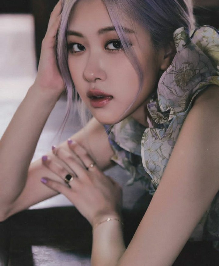 hourly rosé tweet media