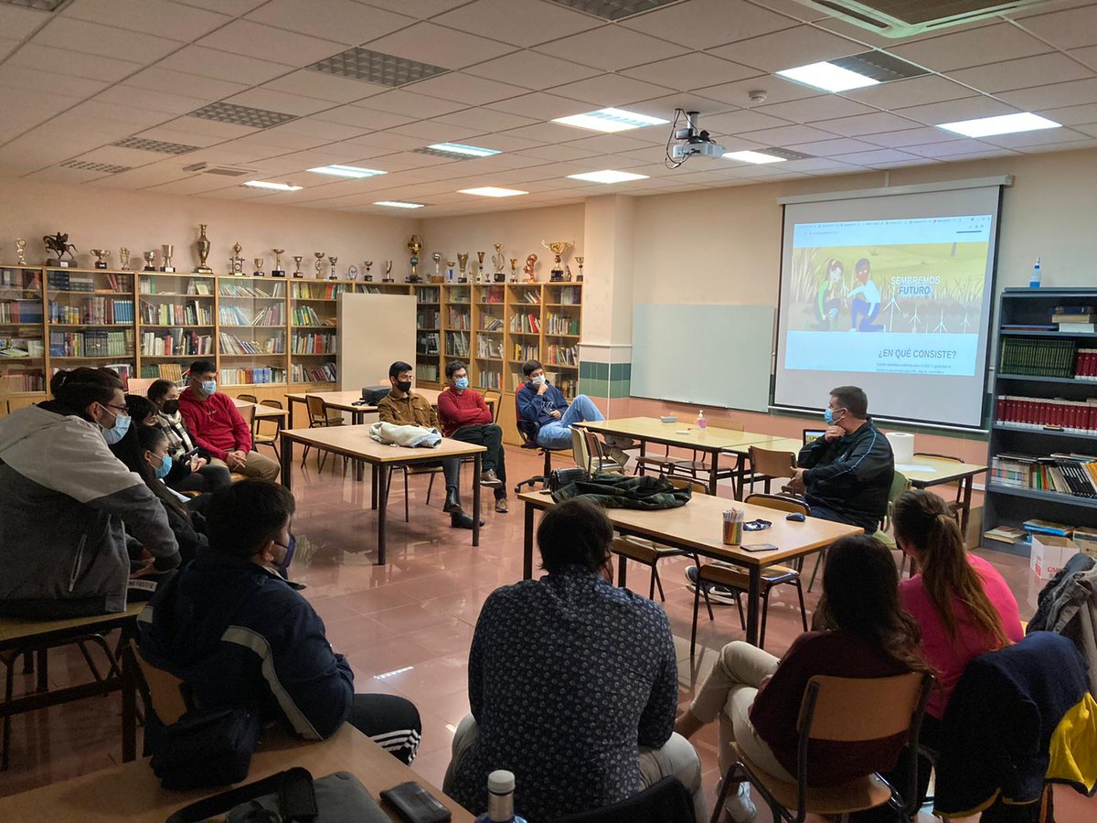 LaSalleInstituc's tweet photo. También es #SemanaDePROYDE con los animadores de #ILSA_GRUPOS @gruposlasalle. @alfonsovadillo nos cuenta todo lo que @PROYDE nos puede seguir ofreciendo para nuestras reuniones y para nosotros mismos. Invitación a https://t.co/yzzvfr3E6d y a seguir implicados en las acciones. https://t.co/gFyo4SZvuP