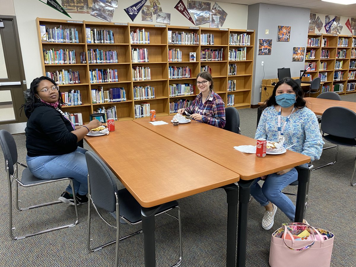 ArmstrongMS4's tweet photo. A bonus #PISDThankful! Thankful to our incredible PTA for providing us a delicious lunch! We appreciate all of the support you give us! We loved getting to eat together in the library! https://t.co/RtHXJo67pA