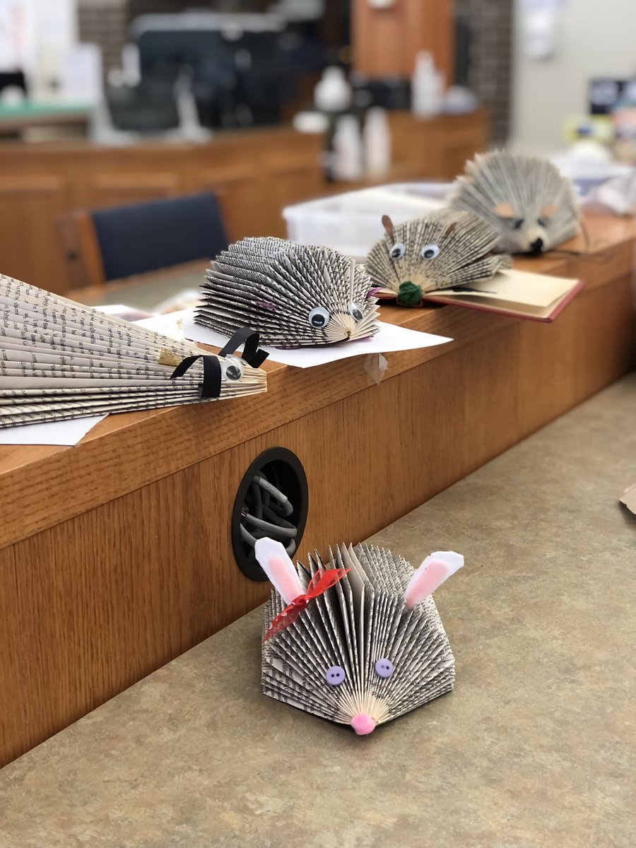 GHSLibrary304's tweet image. Great job to all the student that worked on their recycled book pets this week. Have a great Thanksgiving!