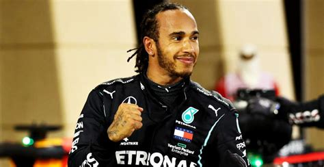 slpng_giants_pt's tweet photo. 📢 Lewis Hamilton usou no treino de hoje (QATAR) o capacete nas cores da bandeira LGBTQIA+

“Se estamos indo a lugares assim, precisamos dar visibilidade a essas situações." disse Hamilton

Parabéns ao piloto pela atitude ✊🏽🏳️‍🌈 https://t.co/s6qw79Ds4p