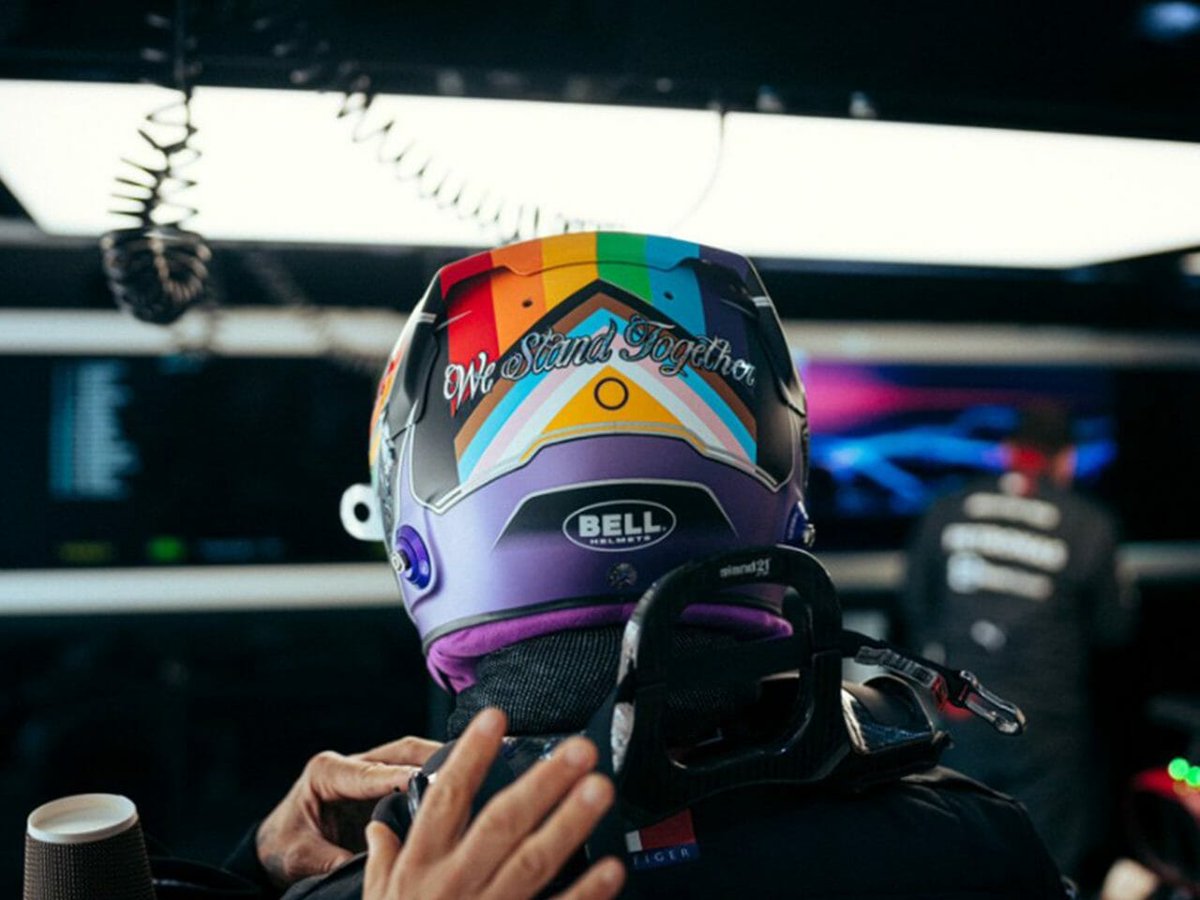 slpng_giants_pt's tweet photo. 📢 Lewis Hamilton usou no treino de hoje (QATAR) o capacete nas cores da bandeira LGBTQIA+

“Se estamos indo a lugares assim, precisamos dar visibilidade a essas situações." disse Hamilton

Parabéns ao piloto pela atitude ✊🏽🏳️‍🌈 https://t.co/s6qw79Ds4p