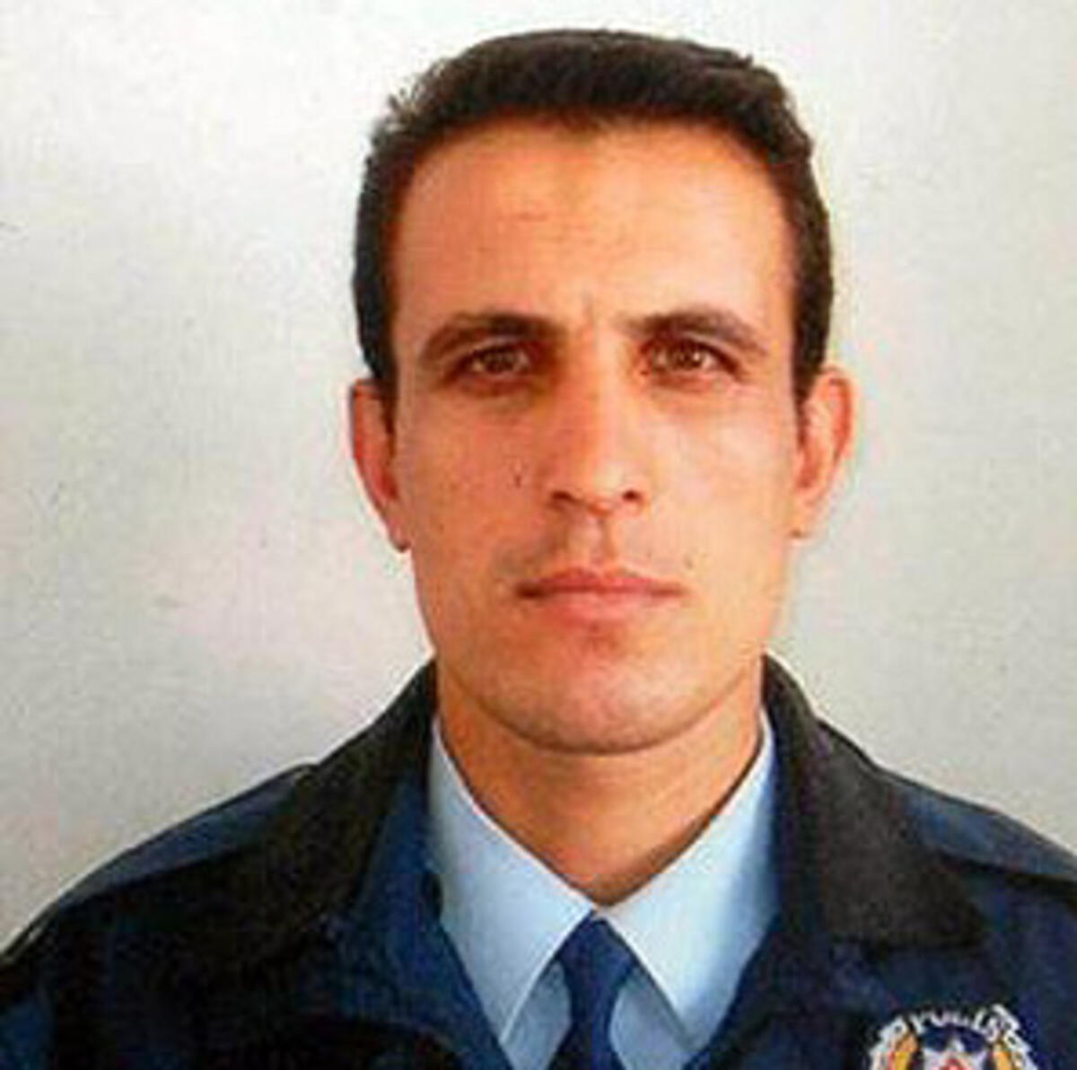 sevincozarslan's tweet photo. 10 aydır tutuklu olan KHK'lı Bilal Konakçı'nın hali: 

1- İzmir Aliağa İlçe Emniyet Müdürlüğü’nde bomba imha uzmanı olarak görev yaparken 5 Şubat 2009’da elinde bomba patlayan Bilal Konakçı’ya Ege Üniversitesi Tıp Fak. % 98 engelli raporu verdi.

GaziBilalKonakçıya Tahliye https://t.co/GbLh1NhtVS