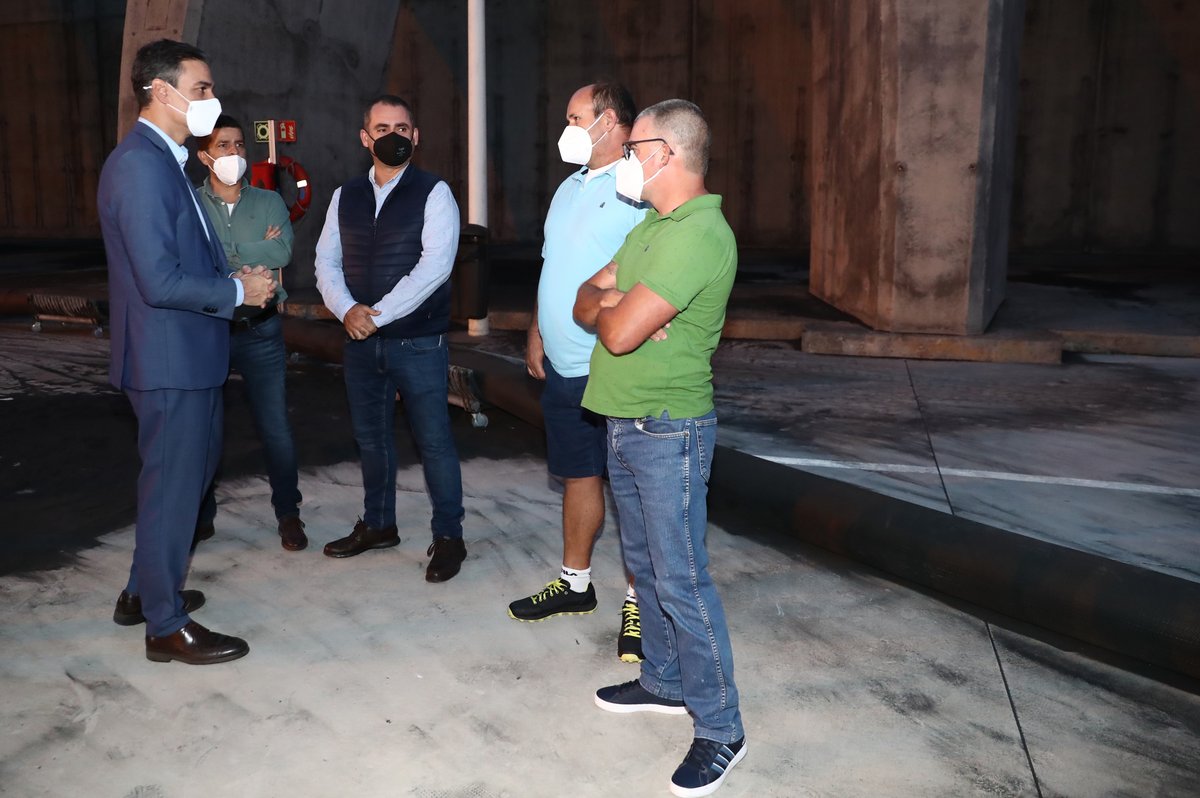 sanchezcastejon's tweet photo. Volvemos a La Palma para seguir mostrando el apoyo del pueblo español a sus habitantes. Hoy hemos visitado las plantas desaladoras instaladas para suplir el agua de riego y el barco de agua de emergencia. Trabajamos sin descanso para devolver cuanto antes la normalidad a la isla. https://t.co/zWyikvHFVt