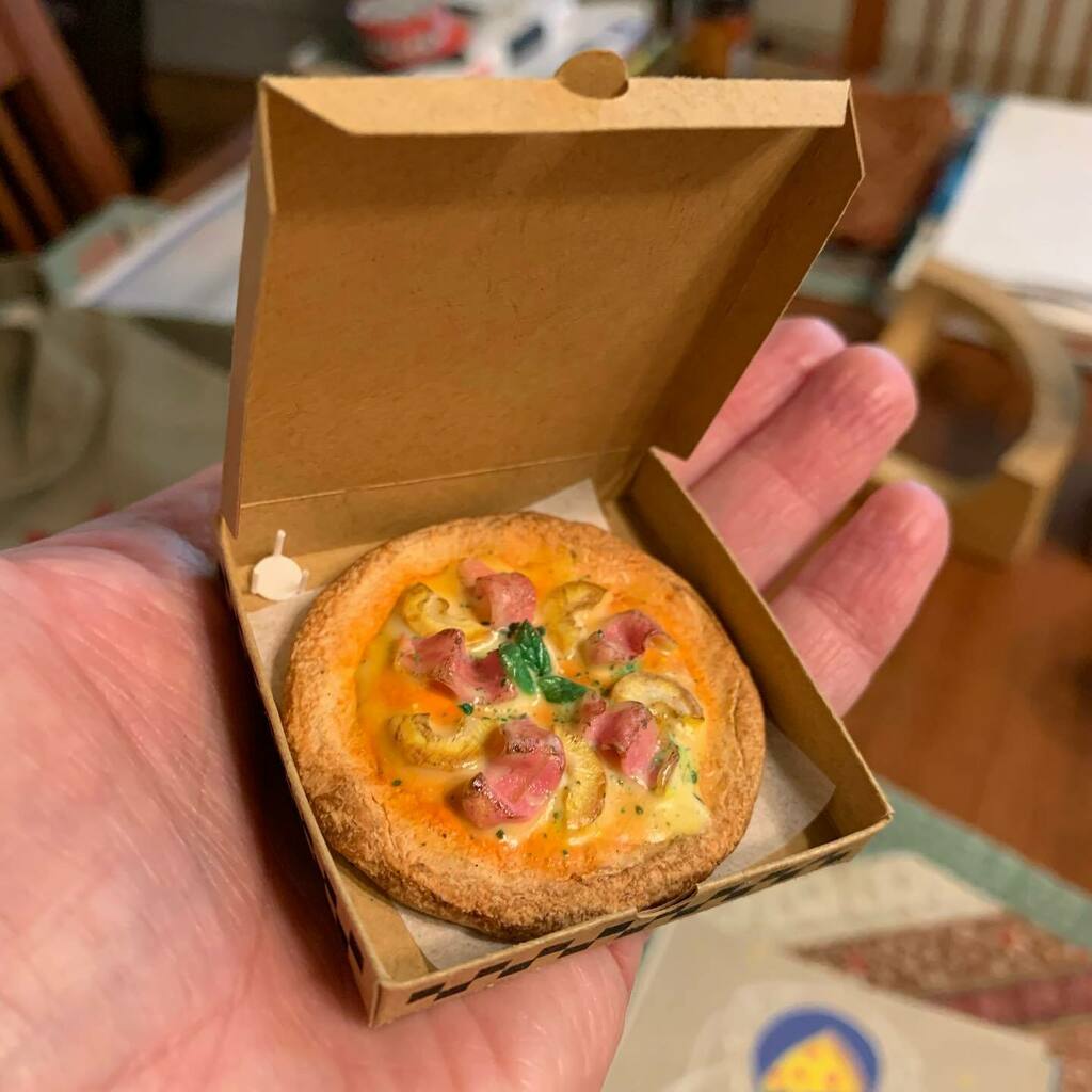 daviddlevine's tweet photo. My delivery from #projectpizza has arrived. Kawaii!!! ๐(The little three-legged thing is the piece de resistance.) https://t.co/HNjkzkMBXw https://t.co/TXAHQKSWLZ