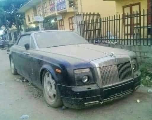 شايف دي 
هي الزمن جه عليها 
بس رولز رويس
اتعسرت شويه و اتربت شويه و فقدت رونقها 
بس فردة كاوتش منها
اغلي من عربيه كيا او هيونداى موديل السنه
اضرب المثل ده في البني ادمين 
هتلاقي ان في ناس كتير الزمن جه عليها 
بس الجزمة بتعتها بمقام ناس كتير