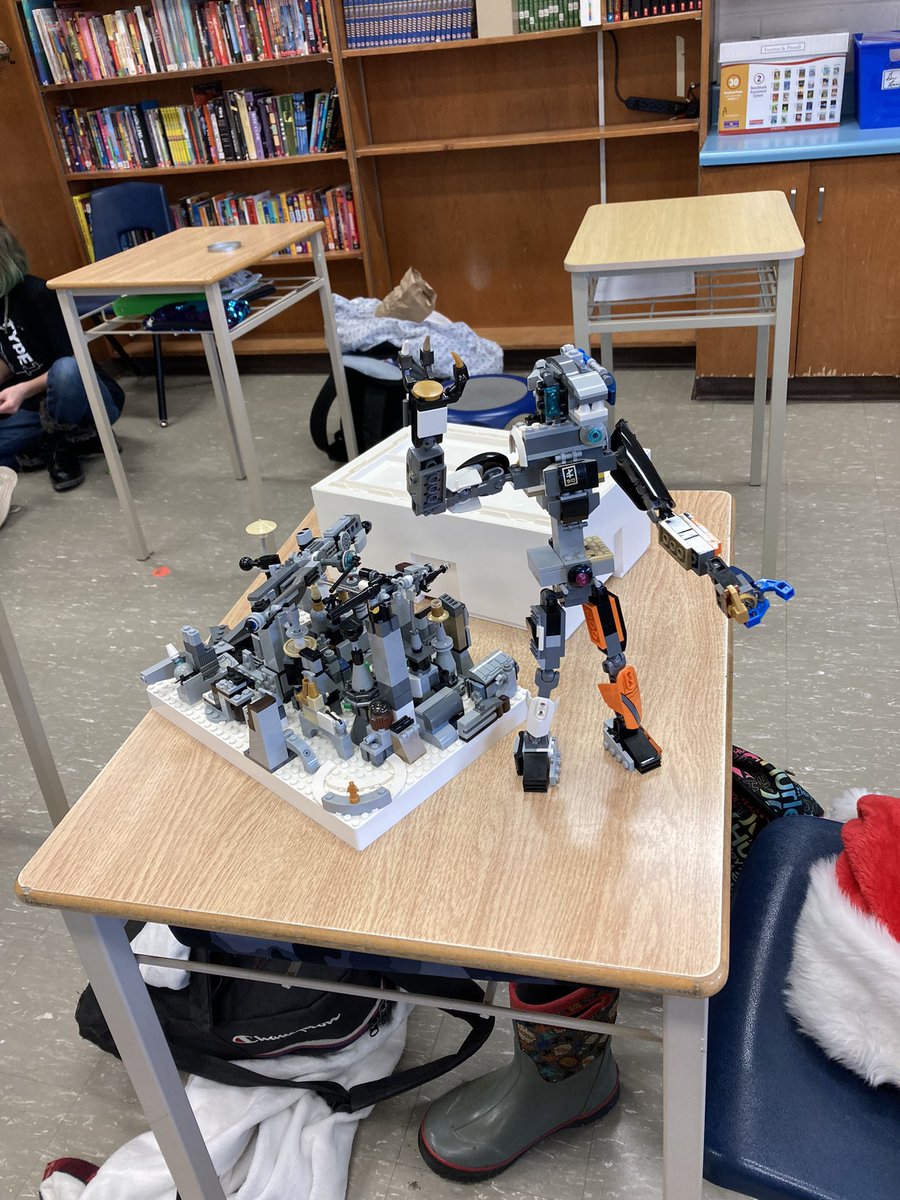 Class 72 was Building with Lego to get our creative juices flowing…collaboration at its finest in room 19 today. <a href="/MsNadon/">Ms Nadon</a> <a href="/centralsenior/">Central Senior</a> #LEGO #collaboration