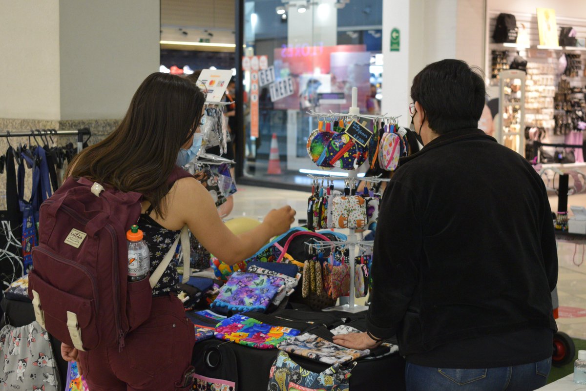 ✅Hecho a mano

Hoy volvimos a <a href="/MallplazaCL/">Mallplaza 🇨🇱</a>  Alameda para estar con nuestras emprendedoras quienes con sus puestos y productos le dan un nuevo aire al centro comercial.

 ¡Vengan a darse una vuelta!✨ #EstaciónCentral