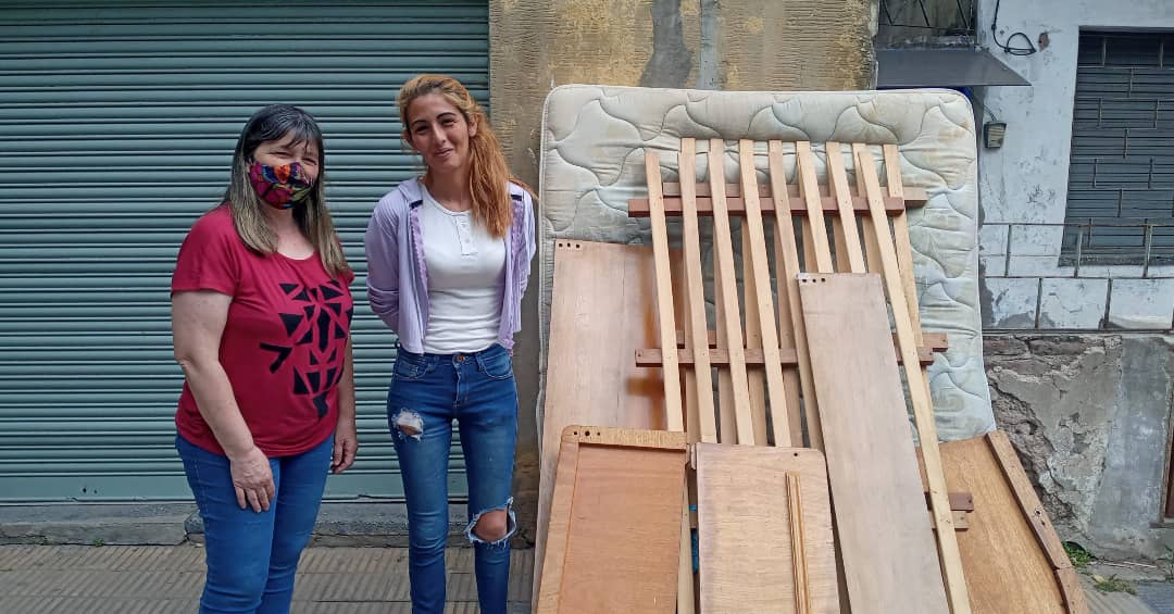 3framos's tweet photo. El equipo de #3FDonáEnRed llevó nuevas donaciones a familias de #Ciudadela.

¡Muchas gracias Sara y Claudia, también de Ciudadela, por donar una cama de dos plazas con colchón, otro colchón, una televisión y una mesa!

Seguimos trabajando. https://t.co/2kkEU5bTd4