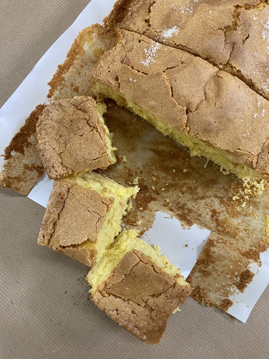 alvientooo's tweet photo. La “Bica mantecada de Castro Caldelas” es una de las joyas de la gastronomia ourensana.  
Su ingrediente estrella, la manteca de vaca junto con harina y huevos 😍. Esta es de Bicas Malena #acociñadesilbina
#silbibeinavea https://t.co/AuqDKhpP1R