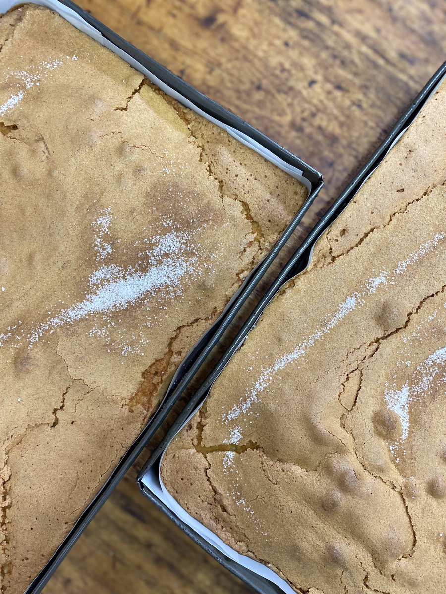 alvientooo's tweet photo. La “Bica mantecada de Castro Caldelas” es una de las joyas de la gastronomia ourensana.  
Su ingrediente estrella, la manteca de vaca junto con harina y huevos 😍. Esta es de Bicas Malena #acociñadesilbina
#silbibeinavea https://t.co/AuqDKhpP1R