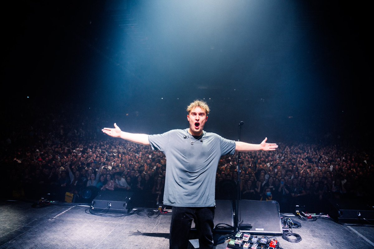 samfendermusic's tweet photo. Last night was everything we dreamt it would be, a true homecoming crowd. I couldn’t even form coherent sentences I was that blown away, me and the boys played our hearts out and the Geordie crowd sang like they were all in the gallowgate end in the 90’s. https://t.co/CosHZKg43y