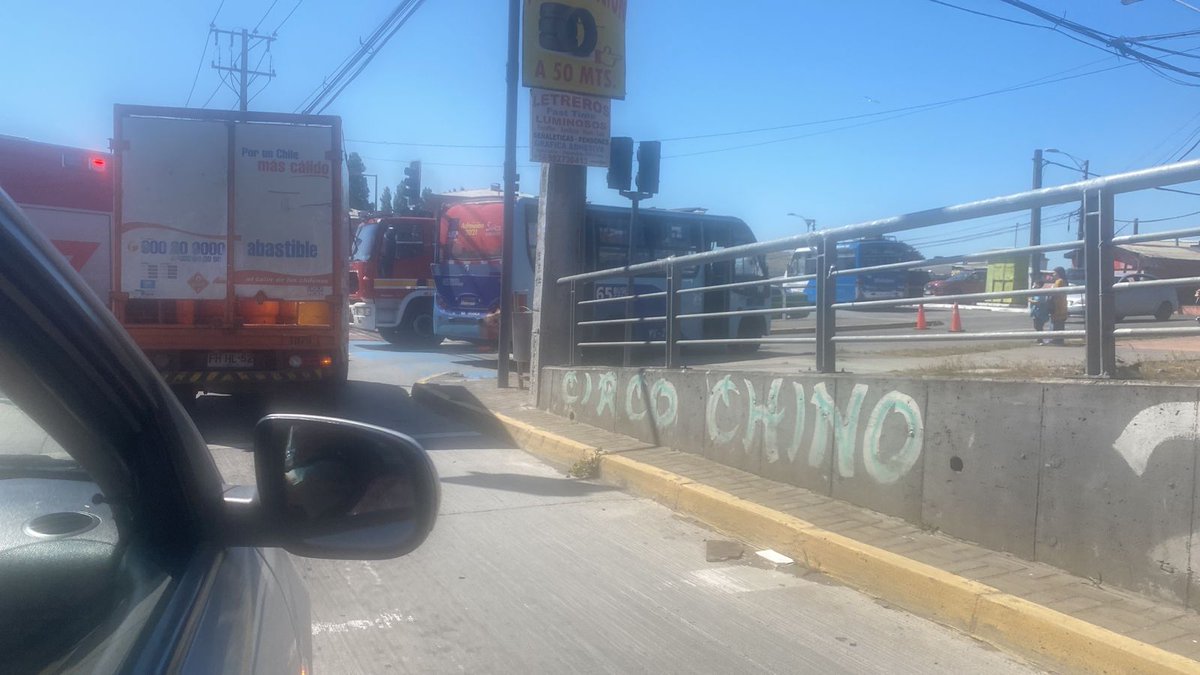 biobio's tweet photo. #Concepción | ⚠️ AHORA |  Reportan accidente de tránsito en avenida Cristobal Colón con Puerto Saavedra, a la altura de Hualpén en dirección a Talcahuano. Hecho provoca gran congestión vehicular en el lugar. https://t.co/HWEk6G0YAF
