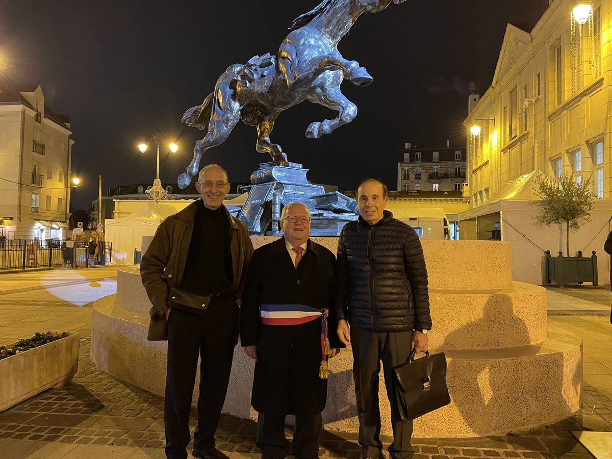 JacquesMyard's tweet photo. Superbe inauguration du cheval #Ptolémée ce soir avec le Dr #Hachet concepteur du cheval qui en a fait don à #MaisonsLaffitte,avec F.#Lavrat,sculpteur qui pratique l’art du fer en fusion.Ptolémée un atout pour notre cité : vaut le détour dixit le guide #Michelin merci Dr Hachet ! https://t.co/DbJGSpcsIO