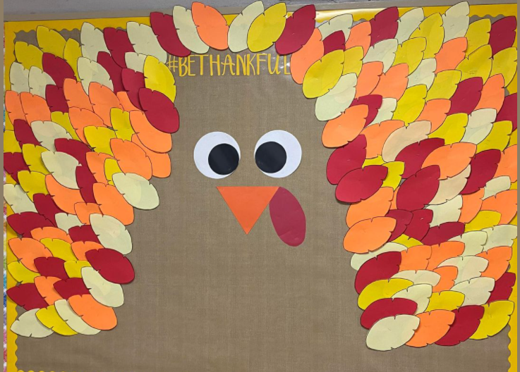 PatriotsWalnut's tweet photo. Thank you for donating all your items. We really appreciate it. Our total was 1,496! While the drive was going on, we put up a feather for every 10 items we received. Check out our turkey! #FoodDrive #PatriotProud #EmporiaProud https://t.co/sHgNq4KAQz
