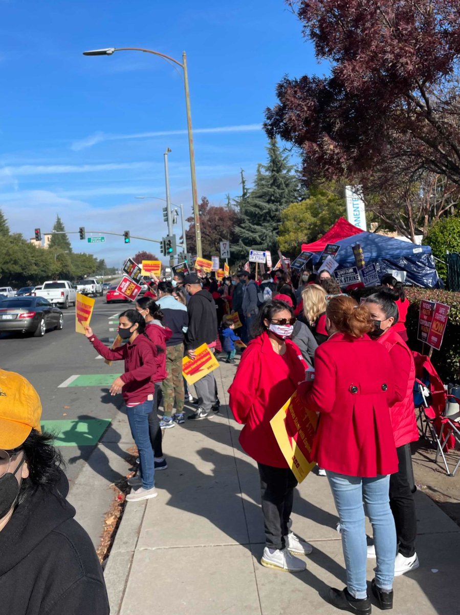 SV_DSA's tweet photo. The IUOE L39 strike is still going strong! Show up at Kaiser in RWC and SJ in support of the engineers!🌹🪧 https://t.co/THDVlQXaIX
