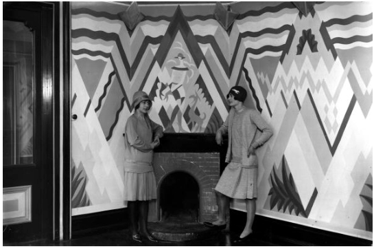 Models posing in decorated Dorville House on premises of Rose and Blairman fashion company Cavendish Square. (1927)

#ArtDeco #DorvilleHouse #ZigZagModerne #1920Fashion