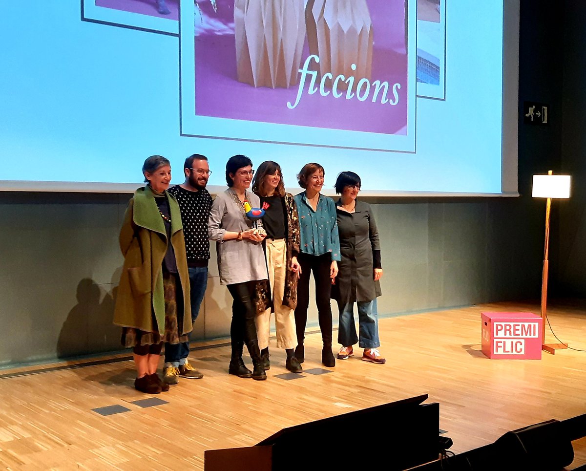 flicfestival's tweet photo. Moltes felicitats, #EspaiCulturistaSendak! Ens fa molt contents clausurar el #FLICPRO lliurant-vos el #PremiFLIC, de la mà de @Izaskunarretxe (@lletres). Per molts anys, visca la cultura en família, visca la LIJ! https://t.co/dfu6y8rwzm