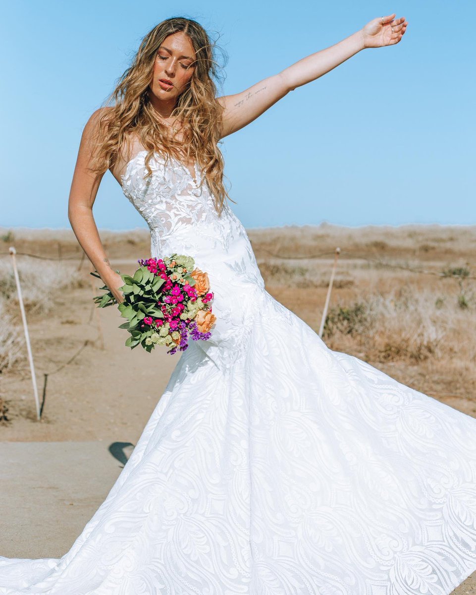 Ash3pry's tweet photo. getting to model these gowns is always so magical ✨ https://t.co/5unNpnr2Bu
