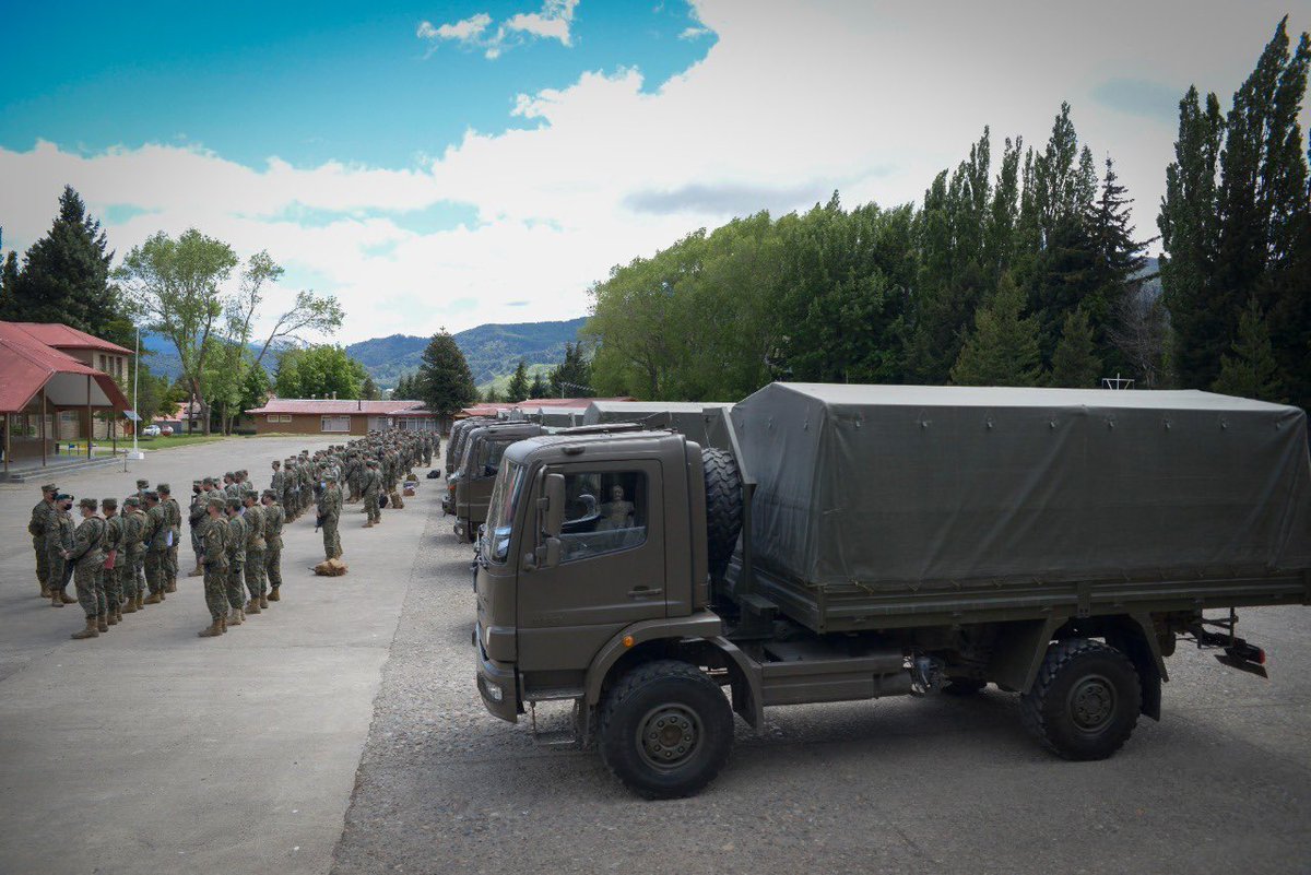 Ejercito_Chile's tweet photo. Más de 14 mil efectivos del Ejército se encuentran desplegados en apoyo a las próximas #Elecciones2021CL , quienes tienen la misión de brindar seguridad al interior de los recintos que funcionarán como locales de votación. Lee la nota aquí 👉 https://t.co/Jzv3Vs2P1y https://t.co/5UP1CDTVXG