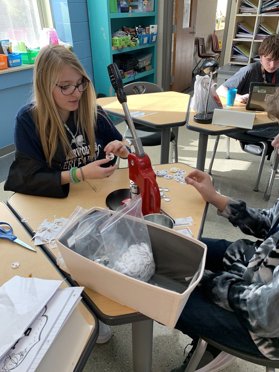 bslyce_lexone's tweet photo. Making buttons for positive referrals! @WKMSHawks https://t.co/pcnCJuHB59