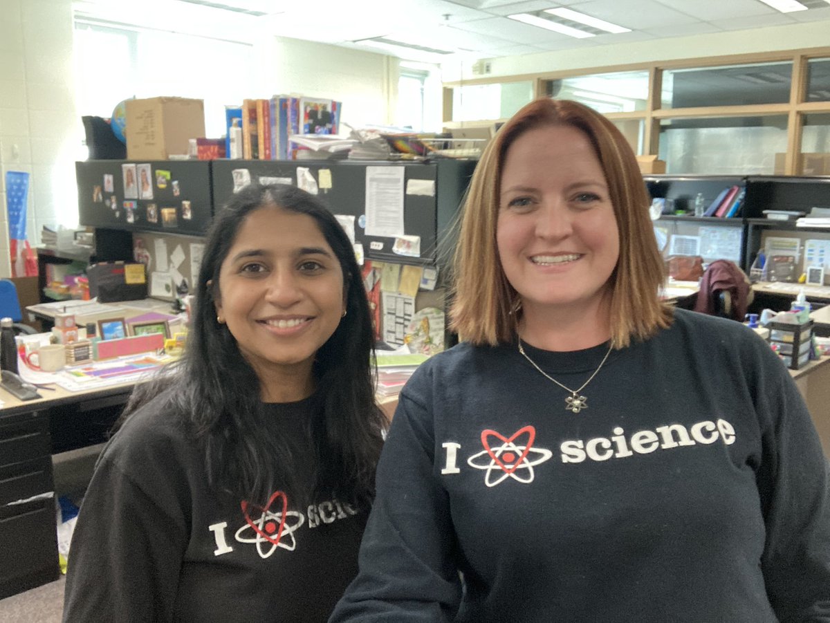 AnjanaIyer's tweet photo. Love Science and the lovely @czavacki #NerdyTShirtFriday https://t.co/SGEbzANDRb