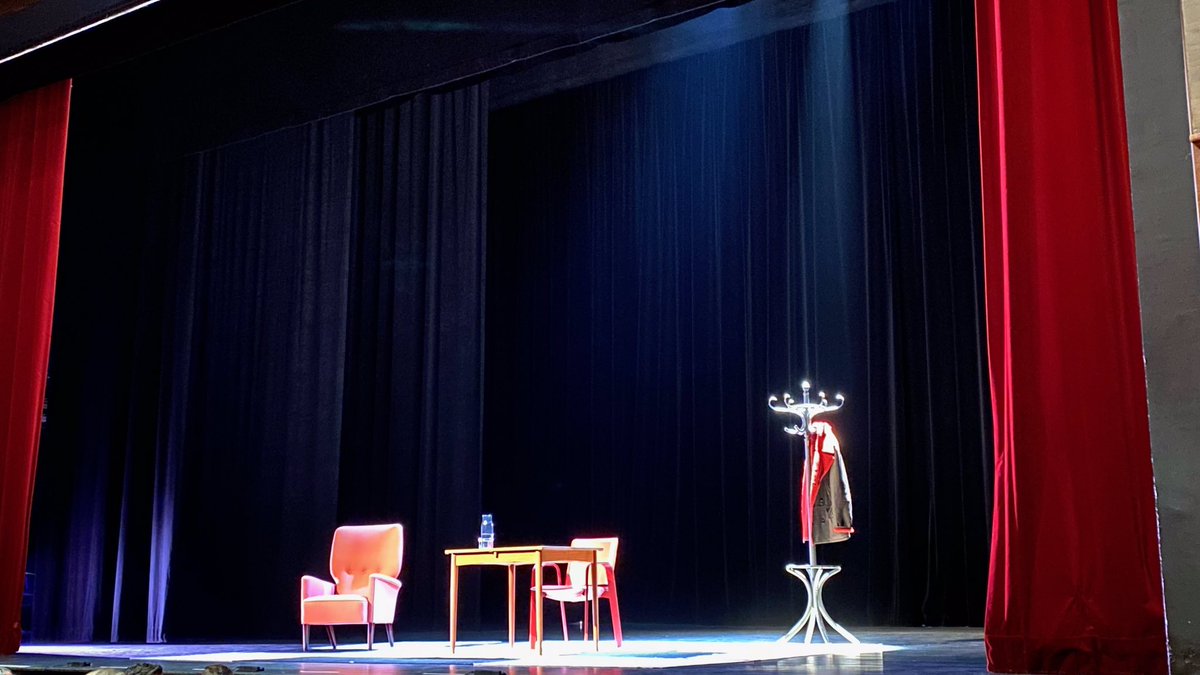 Un théâtre, une scène, un décor… il ne manque plus que l’artiste. 
Dans quelques instants Fabrice Luchini mettra son talent au service de grands textes d’auteurs majeurs.