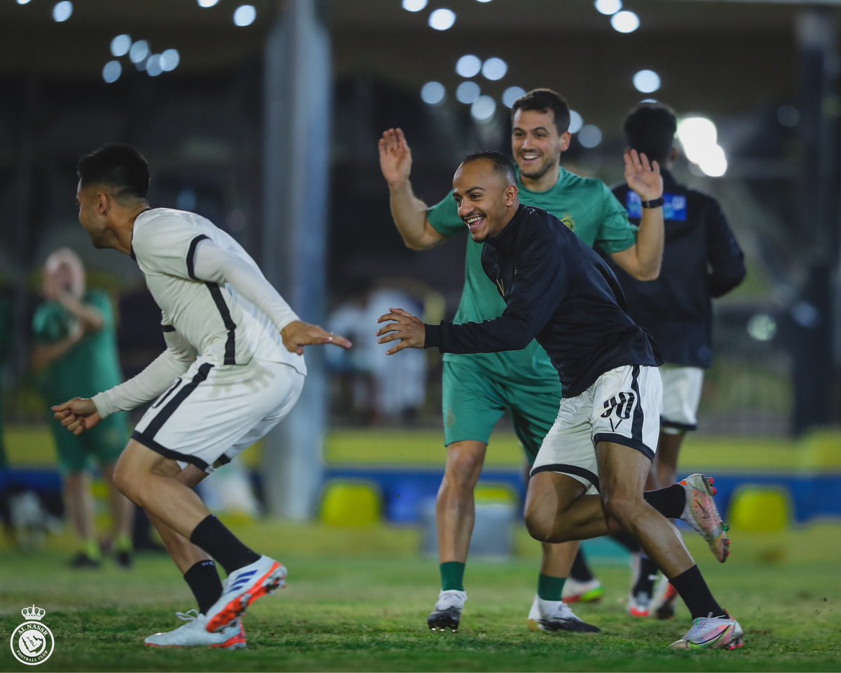 AlNassrFC_EN's tweet photo. What do you think happen 😂 https://t.co/8wHzCjSAFP
