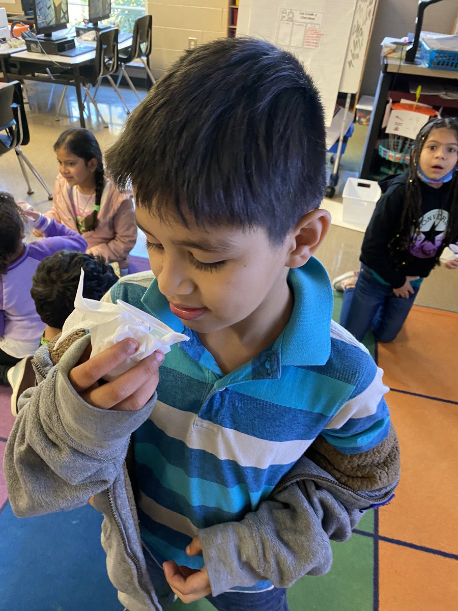 MaestraCallieG's tweet photo. Probando sopa de las tres hermanas de la gente Cheroquí. Tasting three sister soup, a recipe from the Cherokee people. #osiyo @stevigirl5490 @MabletonES #ultimatelearningexperience #duallanguage https://t.co/qpoH3pnsMu