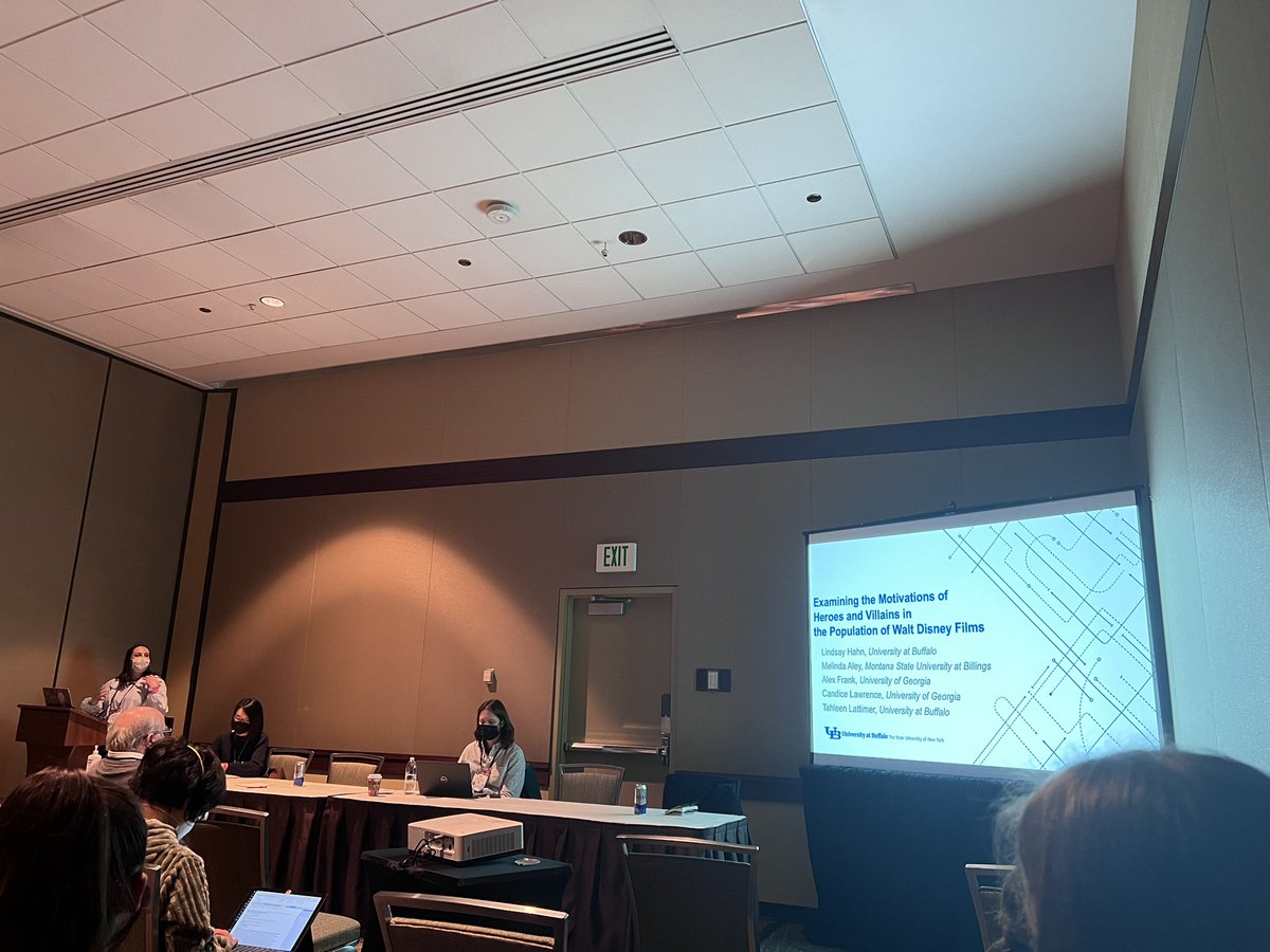 lindsayhahn_'s tweet image. Alex Frank (of @UGAGrady) presenting on behalf of our team (@MelindaAley of @CommDeptMSU, Candice Lawrence of @UGAGrady, &amp;amp; @tahleenlattimer of @CommDepUB) at the #NCA21 Mass Comm Top Paper Panel! ☺️