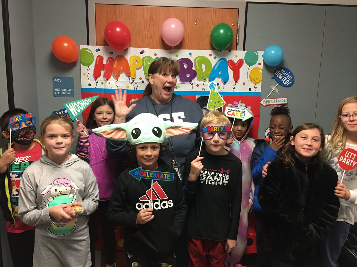 BARBARAW00D's tweet photo. Boy, was I surprised! Birthday fun in 4th! 🎂 🎈 🎉 #turning57 #theykeepmeyoung @chris_tenney @MrsNuno_ https://t.co/Hua6Ekmb2T