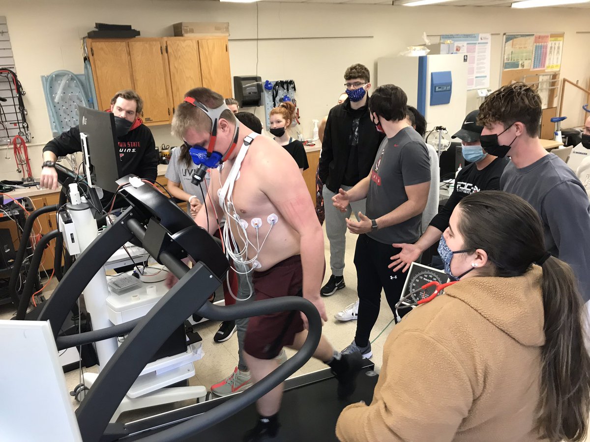 nm_mullins's tweet photo. Penguins diggin’ deep! 
👟💪👊🐧❤️‍🔥
#VO2maxtesting #VO2max #ExerciseScience @YSUKSS https://t.co/Eij9xAoXQF