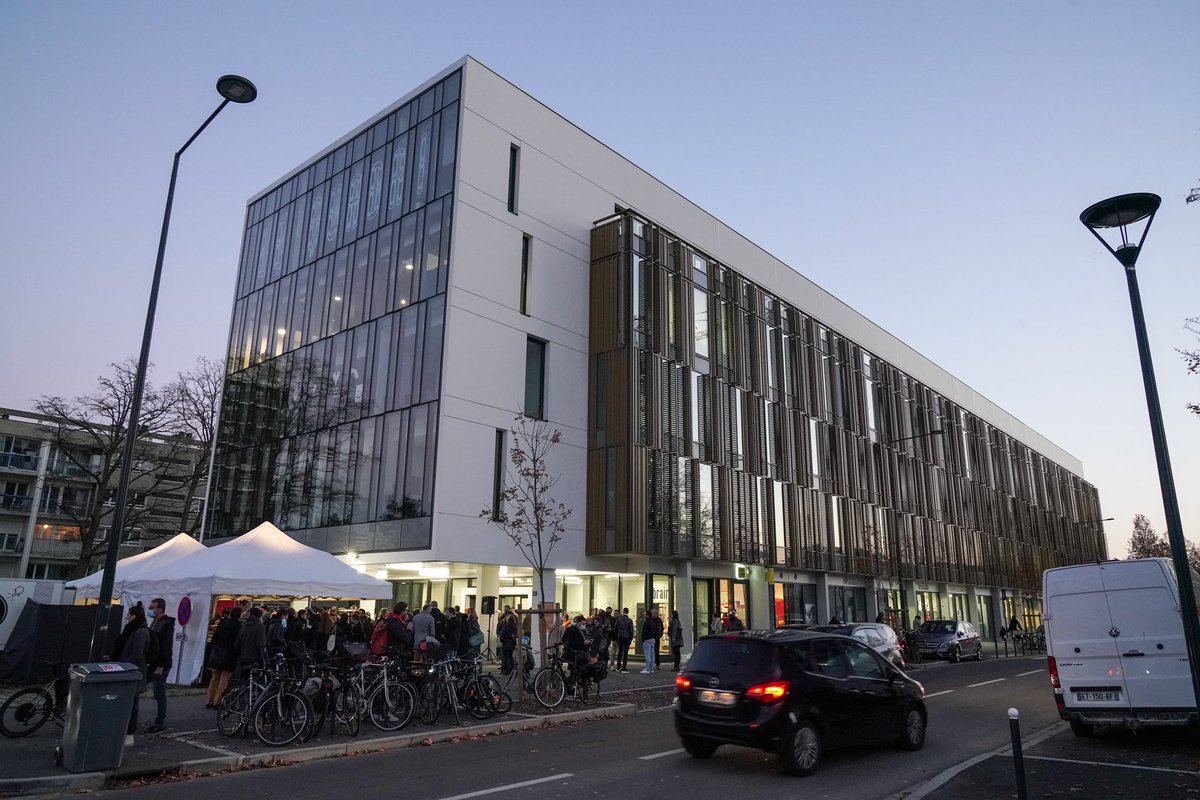 nathalieappere's tweet photo. Au Blosne, nous inaugurons ce soir le Quadri, bâtiment emblématique de la rénovation du quartier. Un magnifique lieu de vie au service de la solidarité et de l’emploi, déjà plébiscité par les acteurs de l’innovation économique, sociale et environnementale. #ESS https://t.co/LECaMDcxTx
