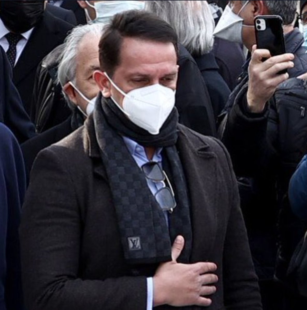 MstSelanik's tweet photo. Bu AKP li arkadaş bir TV kanalında, ekonominin iyi olduğunu savunmaya çalışıyor...O boynuna taktığını satın alabilmesi için 2 ay çalışması gereken de, buna dava adamı diyor.... https://t.co/AdhLVJmxPt
