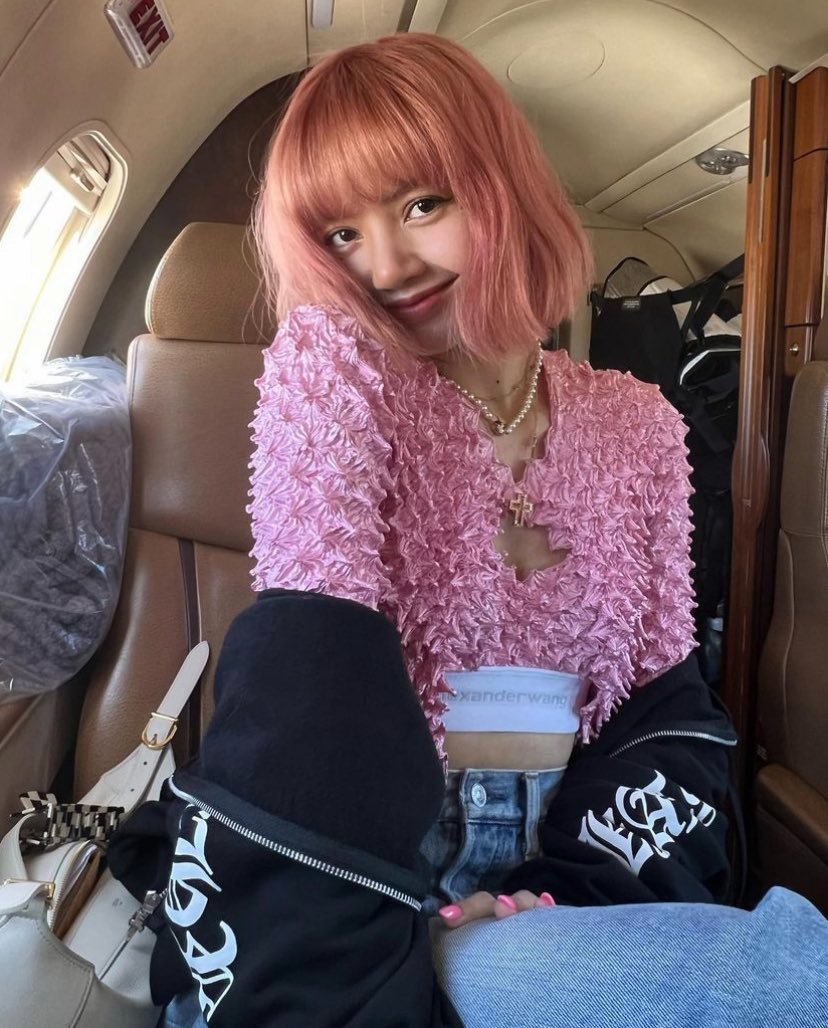 LisaPeruBP's tweet photo. [INFO] #LISA superó a Billie Eilish y actualmente es la QUINTA artista femenina más vendida en las plataformas digitales de todo el mundo. 🔥🥳

Cr.LisaOnCharts
#LALISA #LISA #BLACKPINK @BLACKPINK https://t.co/XrxbkedHTY