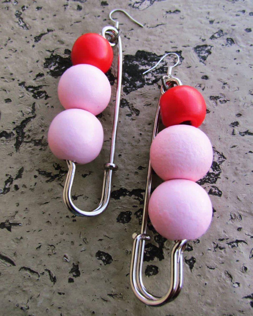 vmvcc_sv's tweet photo. 🍭🍭
XL — Beaded AmaCC™ 

R179.99 with free delivery 🛒

Order via #linkinbio

#amacc #vmvcc #amaccenginears #mrsamacc #recycledart #upycledart #handmadejewelry #sme #southafricanbrand #proudlysouthafrican #jewelry #jewellery #jewelrydesigner #madewithlove #safetypinearrings https://t.co/1d3Al0bzI0