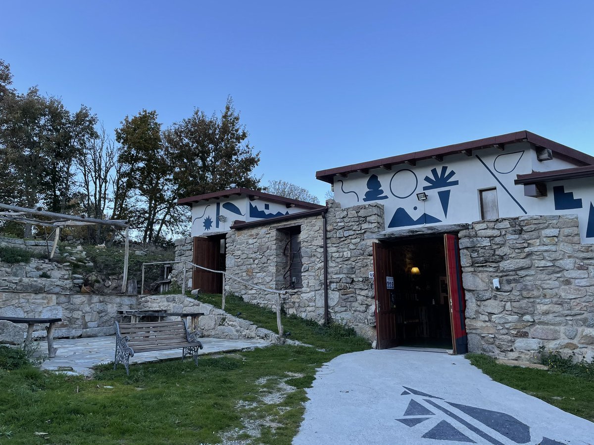 Caminanteplanet's tweet photo. Por la tarde, hemos visitado un interesante proyecto llamado Ecos da Pedra: excelentes licores, cerveza artesana y música en directo en un antigua escuela en Teimende (Parada de Sil). Un lugar muy recomendable para pasarlo bien.

#acociñadesilbina #silbibeinavea https://t.co/jQl4WaC1uH