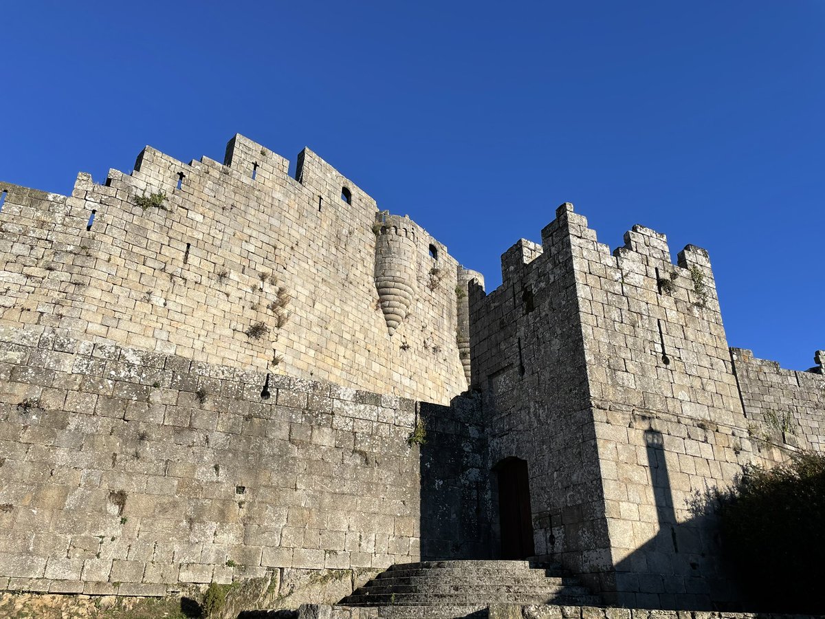 Caminanteplanet's tweet photo. Continuamos #acociñadesilbina #silbibeinavea paseando por la villa de Castro Caldelas y conociendo su increíble castillo. Estando aquí, no pudimos dejar de ir a un mirador para disfrutar de la belleza de la Ribeira Sacra y el Sil. Penas de Matacás tiene unas vistas privilegiadas. https://t.co/GK0mZFGwJm
