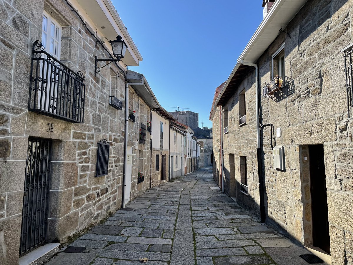 Caminanteplanet's tweet photo. Continuamos #acociñadesilbina #silbibeinavea paseando por la villa de Castro Caldelas y conociendo su increíble castillo. Estando aquí, no pudimos dejar de ir a un mirador para disfrutar de la belleza de la Ribeira Sacra y el Sil. Penas de Matacás tiene unas vistas privilegiadas. https://t.co/GK0mZFGwJm