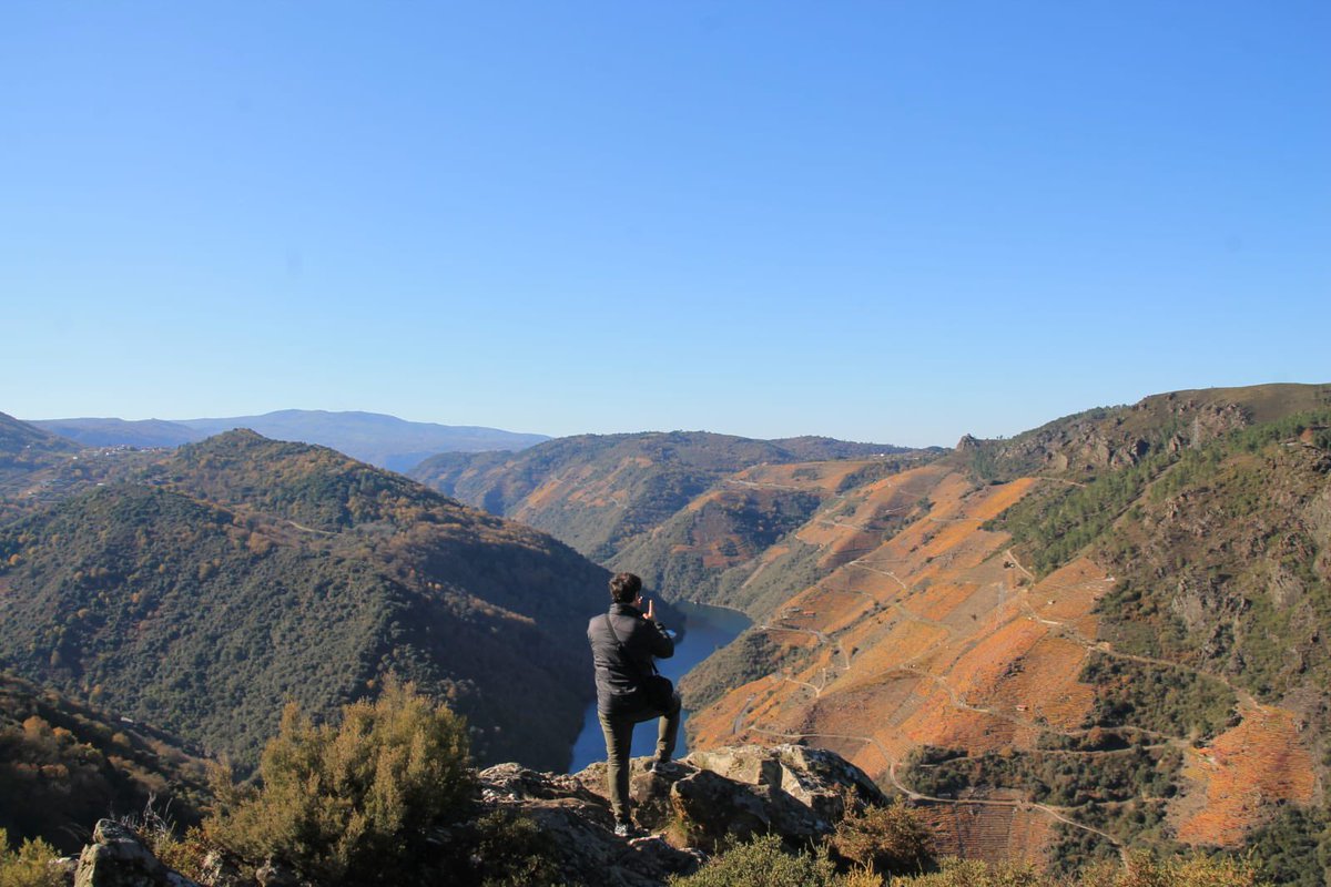 Caminanteplanet's tweet photo. Continuamos #acociñadesilbina #silbibeinavea paseando por la villa de Castro Caldelas y conociendo su increíble castillo. Estando aquí, no pudimos dejar de ir a un mirador para disfrutar de la belleza de la Ribeira Sacra y el Sil. Penas de Matacás tiene unas vistas privilegiadas. https://t.co/GK0mZFGwJm