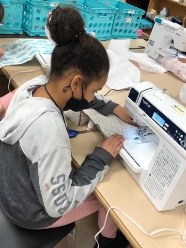 Washington Elementary STEALTH students are busy learning to sew! Sewing is a great way to learn math skills, practice problem-solving and unleash creativity! #STEALTHMode