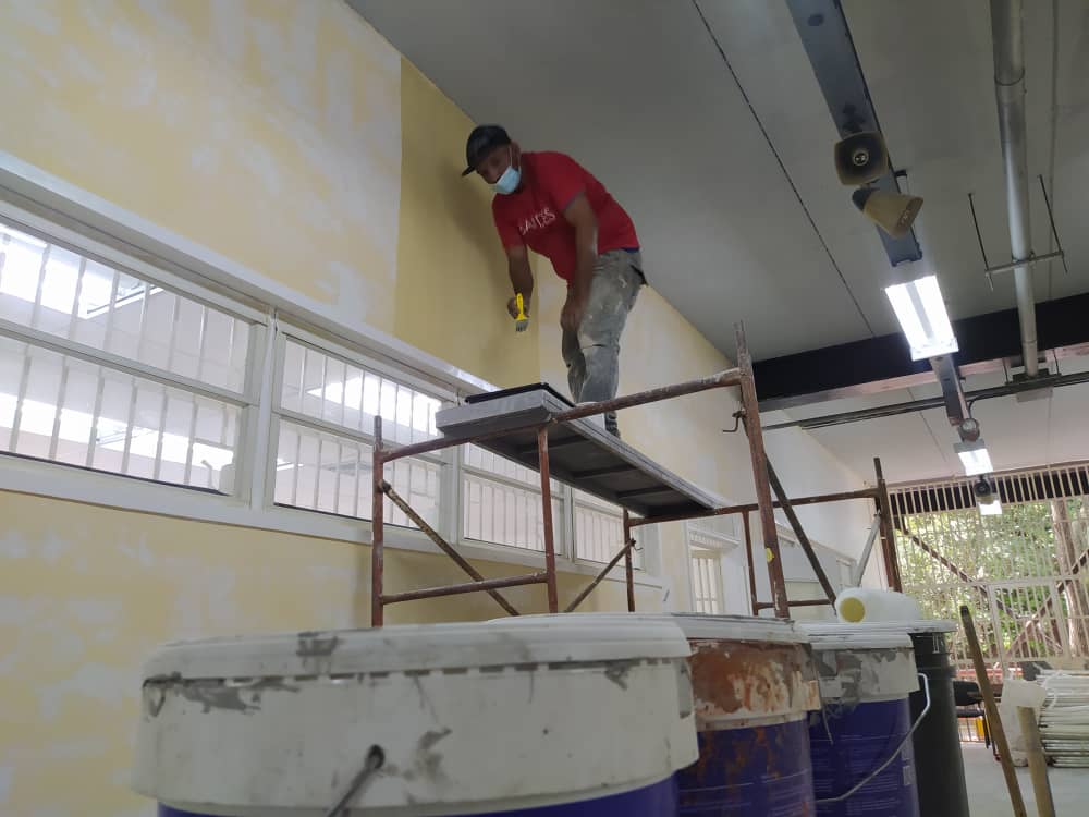 MVzlaBella's tweet photo. En el edificio Trasbordo reciben clases más de 3 mil estudiantes de las Escuelas de Educación, Administración y Contaduría, distribuidos en 105 salones intervenidos por el Gobierno Bolivariano, a través de la Comisión Presidencial para la rehabilitación y recuperación de la #UCV. https://t.co/o7kWed20nR