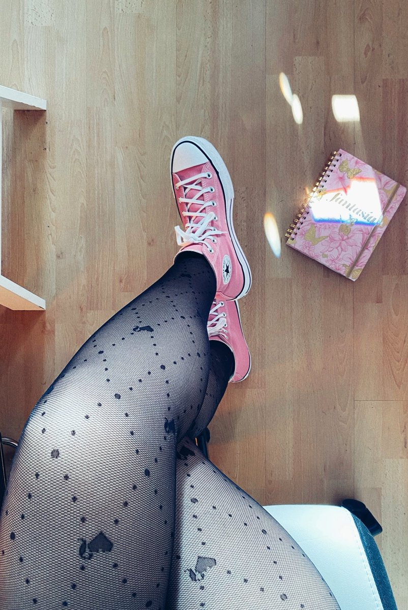 Mdfmartin's tweet photo. Gracias a los pantis de  @lavecinarubia de @TweetCalzedonia esta temporada llevaré más faldas y vestidos #pantis #lavecinarubia @converse https://t.co/MxNBK89bxW