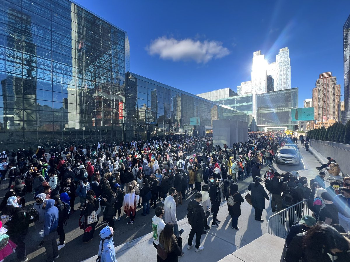 oaksofgold's tweet photo. #AnimeNYC there is no way you had people waiting for 4 hours to get inside. whatever energy i had for this convention i definitely lost waiting in the cold. https://t.co/OQIgrtOaIa