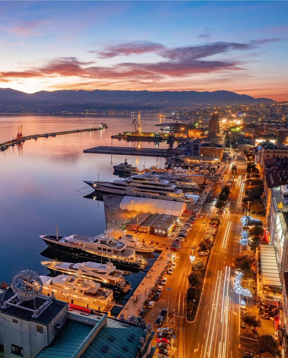Rijeka1961's tweet photo. Laku noć! 🙂
📍#Rijeka, #Croatia
#efri https://t.co/oRlFqGZrro