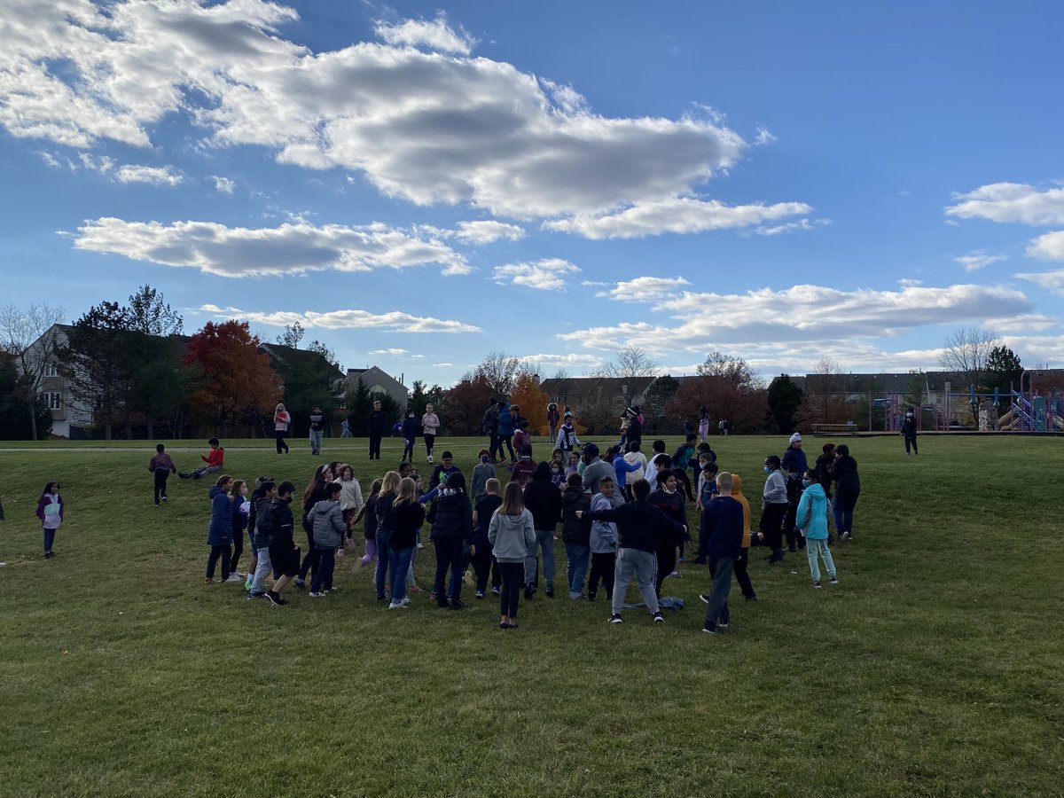 MrsDixDTES's tweet photo. When Boosterthon brings the music outside to 5th grade Fun Friday! https://t.co/3aCYQURRyu