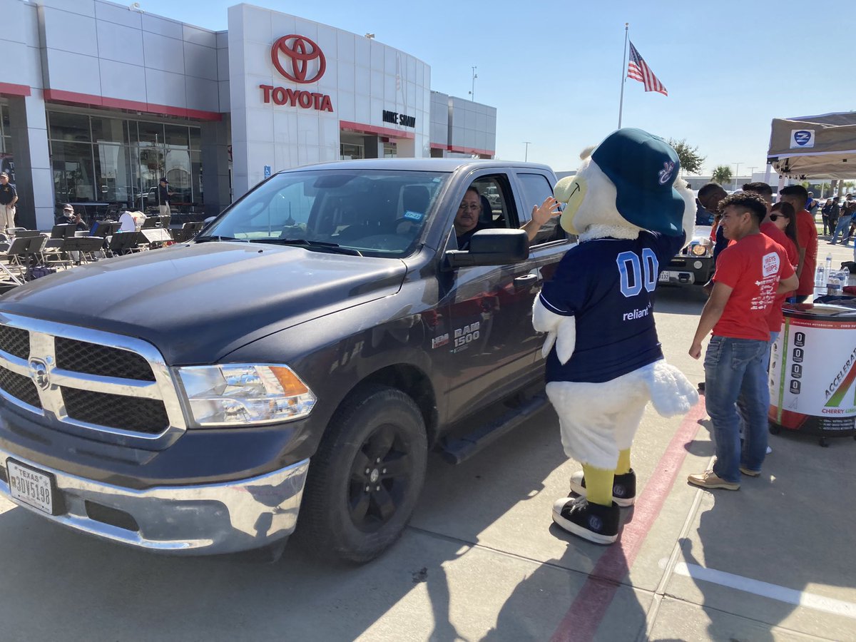 cchooks's tweet photo. Thanks to @mikeshawtoyota_ for including Sammy & Hooks staff in the annual #TurkeysForTroops event!
All active and veteran military personnel can get a FREE turkey until 6PM today! https://t.co/et6wnZiPXA