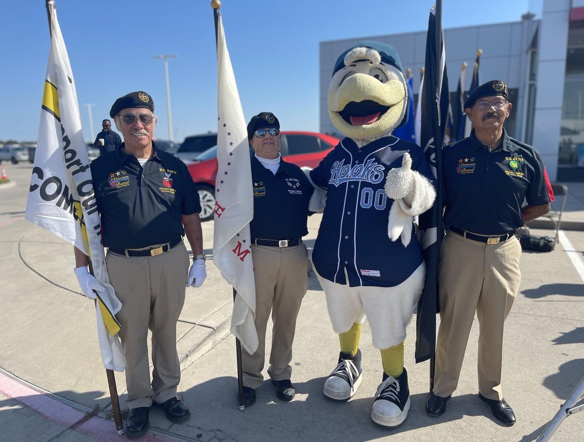 cchooks's tweet photo. Thanks to @mikeshawtoyota_ for including Sammy & Hooks staff in the annual #TurkeysForTroops event!
All active and veteran military personnel can get a FREE turkey until 6PM today! https://t.co/et6wnZiPXA